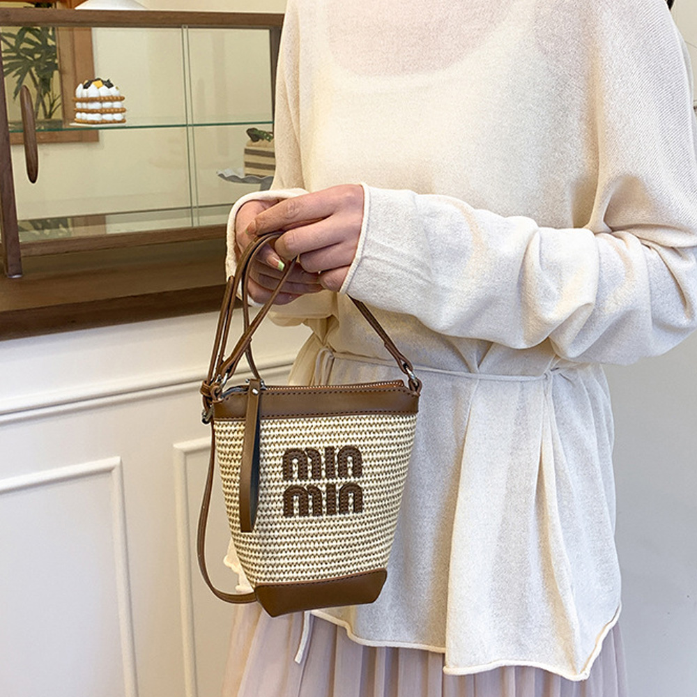 Women Bags 2026 Trends - กระเป๋าโทรศัพท์ผ้าฝ้ายทอลายสีตัดกันแฟชั่นสำหรับผู้หญิง - กระเป๋าทรงถังเทรนด์ใหม่ประจำปี 2026 กระเป๋าสะพายไหล่หรือกระเป๋าสะพายข้าง