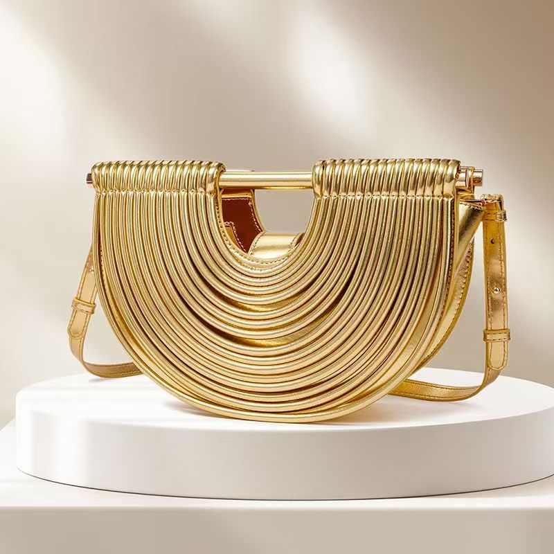 Women Bags 2026 Trends - กระเป๋าถือสำหรับผู้หญิง 2026 รุ่นใหม่ สีทอง แบรนด์ดีไซเนอร์หรูหรา กระเป๋าถือทรงพระจันทร์