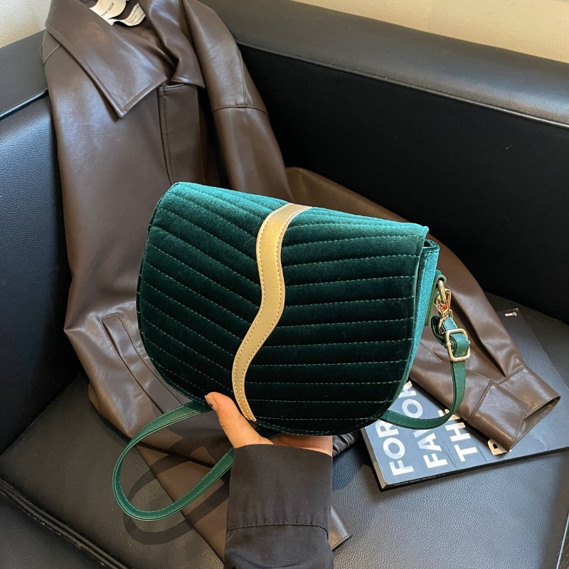 กระเป๋าสะพายข้างแบบเปิดปิดด้าน - Women Bags 2026 Trends บทวิจารณ์และราคา