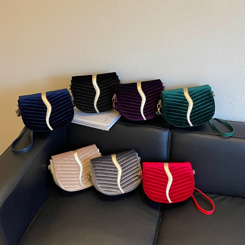 กระเป๋าสะพายข้างแบบเปิดปิดด้าน - Women Bags 2026 Trends บทวิจารณ์และราคา